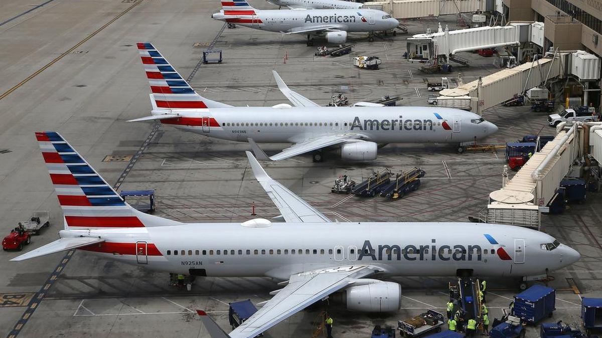 Aviones de American Airlines estacionados en la pista del Aeropuerto Internacional Sky Harbor de Phoenix, el 17 de julio del 2019.