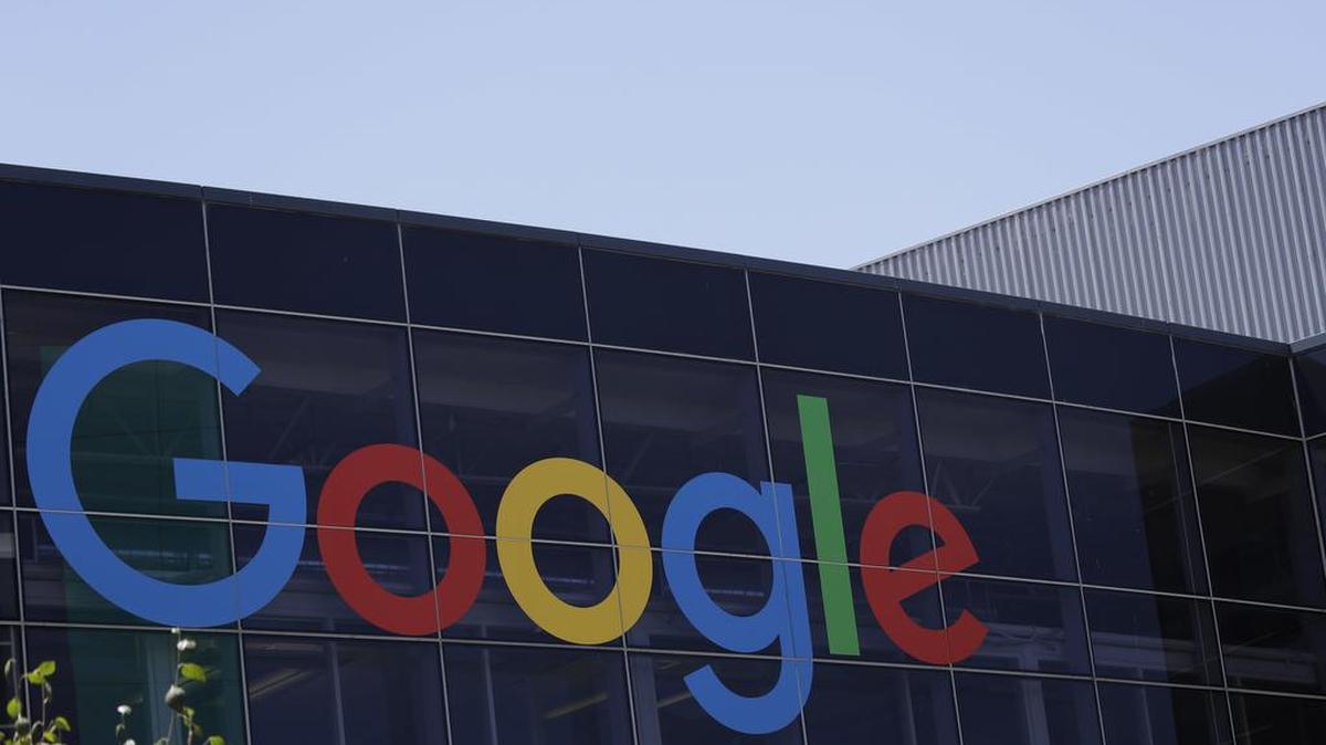 Una batalla se gesta en Bruselas sobre propuesta que podría obligar a empresas Google a pagar a diarios por mostrar fragmentos de sus artículos en la red.