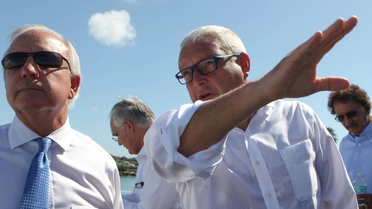 El administrador del Canal de Panamá, Jorge Luis Quijano, habla en julio con el alcalde de Miami-Dade, Carlos Giménez, en una visita al sur de la Florida.