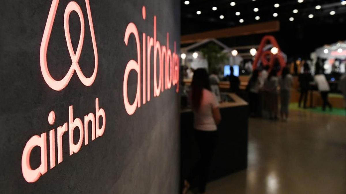 En esta foto de archivo tomada el 14 de junio de 2018, se muestra el logotipo de Airbnb del sitio de alquiler de EEUU, durante la conferencia de prensa de la compañía en Tokio. Hace una década, un par de compañeros de cuarto de San Francisco decidieron hacer dinero de alquiler utilizando colchones de aire para convertir su lugar en un alojamiento y desayuno cuando una conferencia en la ciudad hizo que las habitaciones de hotel fueran escasas. La onda cerebral condujo a la creación de Airbnb, una startup valorada en más de $ 30 mil millones que cuenta con millones de lugares para hospedarse en más de 191 países, desde apartamentos y villas hasta castillos y casas en los árboles.