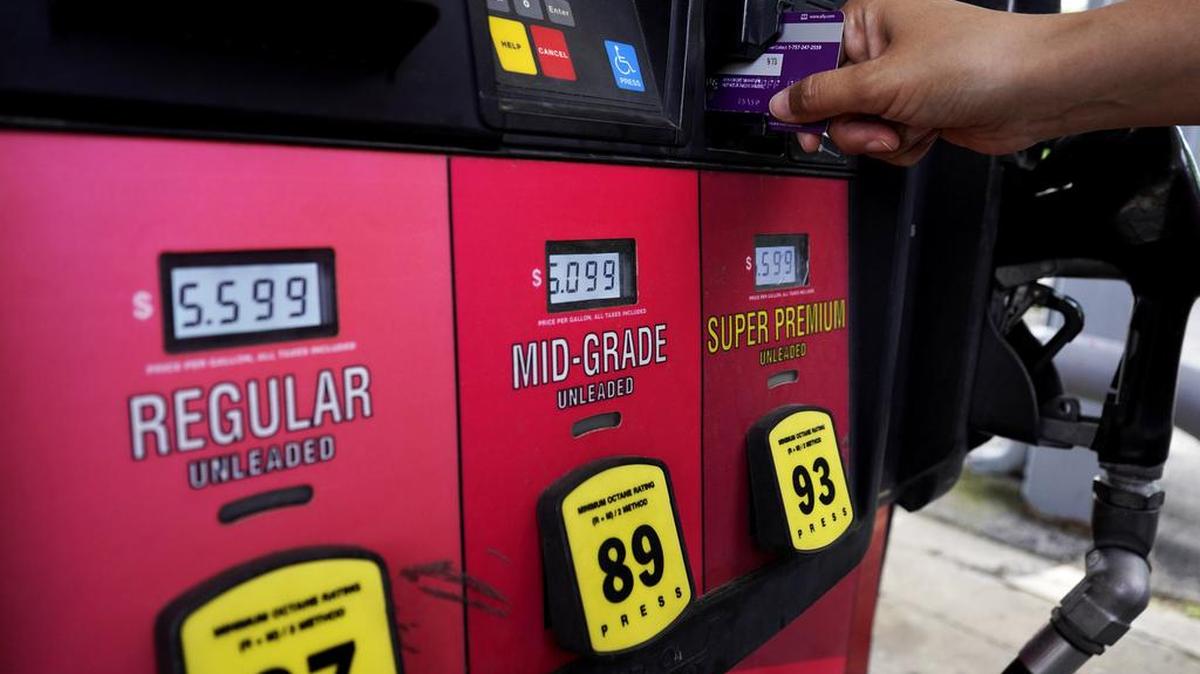 Un cliente utiliza su tarjeta de crédito para reabastecer de combustible su auto en una gasolinera en Rolling Meadow, Illinois, el 30 de junio del 2022.