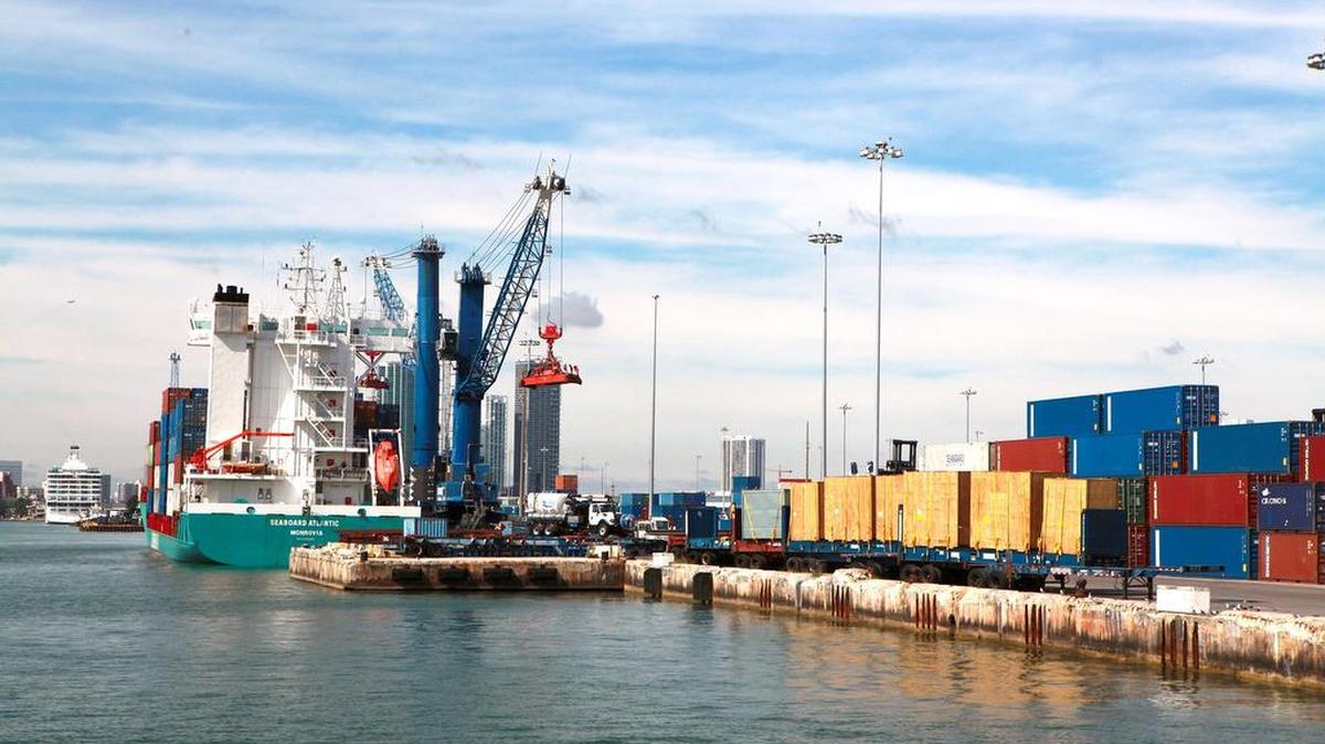 Vista de un barco carguero y de contenedores en el Puerto de Miami el 21 de diciembre de 2016. La Junta de Administración de la Florida aprobó el miércoles por unanimidad la propuesta del gobernador Rick Scott de prohibir negocios entre este estado y el régimen de Nicolás Maduro.