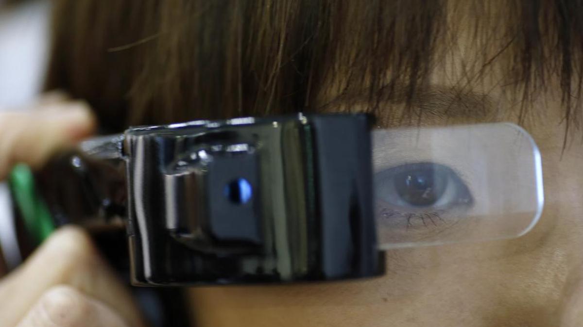 Una modelo muestra el miércoles en Tokio un módulo de proyección LCOS desarrollado por Sharp Corp.