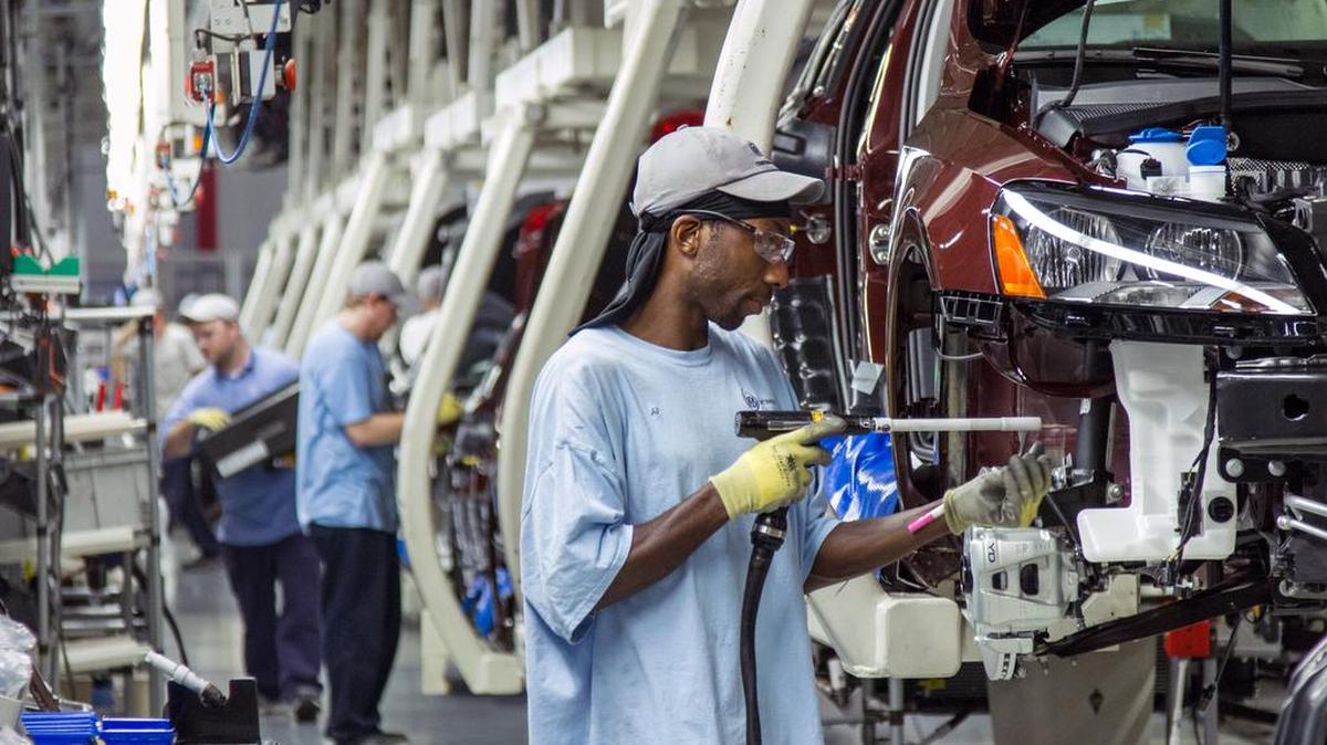 
Un técnico de Volkswagen trabaja en una planta de ensamblaje en Chattanooga, Tennessee en una línea de Passat.
