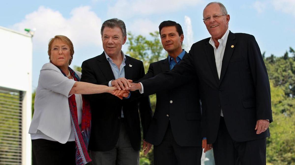 Los presidentes de Chile Michelle Bachelet, de Colombia Juan Manuel Santos (2 izq.), de México Enrique Peña Nieto (2 der.) y de Perú Pedro Pablo Kuczynski.