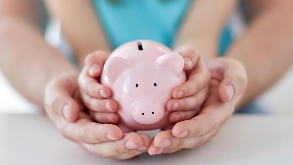 Una buena idea es comprarles una alcancía y darles como objetivo llenarla para comprar algo. Esto les ayudará a entender que mientras más ahorren, más dinero tendrán.