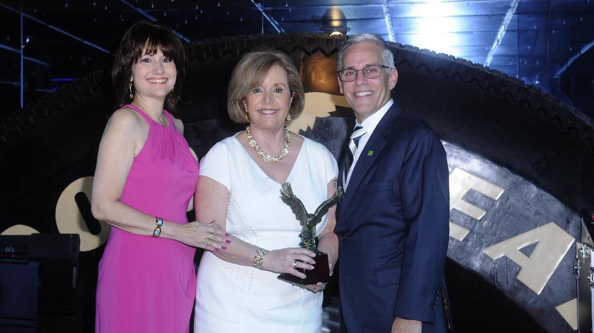 La presidenta de la Cámara de Comercio Hispana del Sur de la Florida (SFLHCC) Liliam M. López (izq.) con Aida Levitán y Felipe Basulto. Foto de archivo.