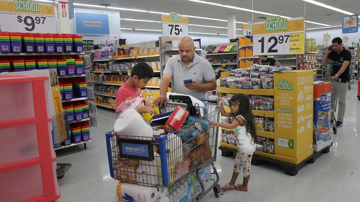 Un hombre chequea útiles escolares en una tienda Walmart en Doral, el 2 de agosto del 2016.