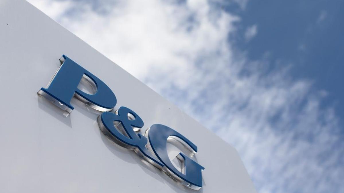 Logo de la empresa Procter & Gamble en su sede en Cincinnati. La compañía dio a conocer el martes sus resultados financieros.