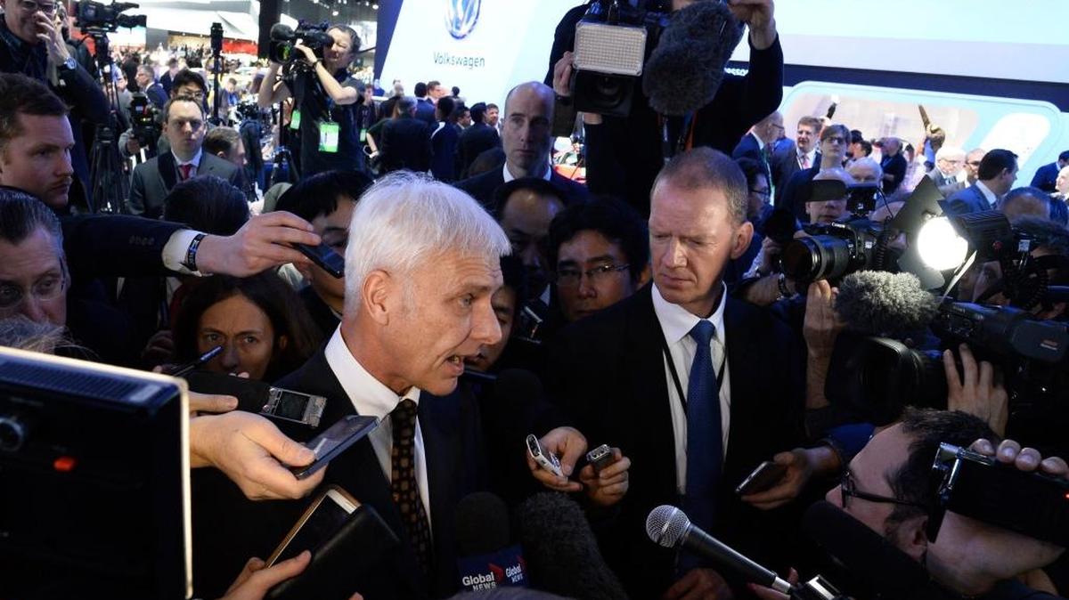 El presidente del Grupo Volkswagen, Matthias Müller, atiende a los medios durante el Salón Internacional del Automóvil de Norteamérica (NAIAS) inaugurado en el Cobo Center de Detroit, Michigan (Estado Unidos) el lunes.