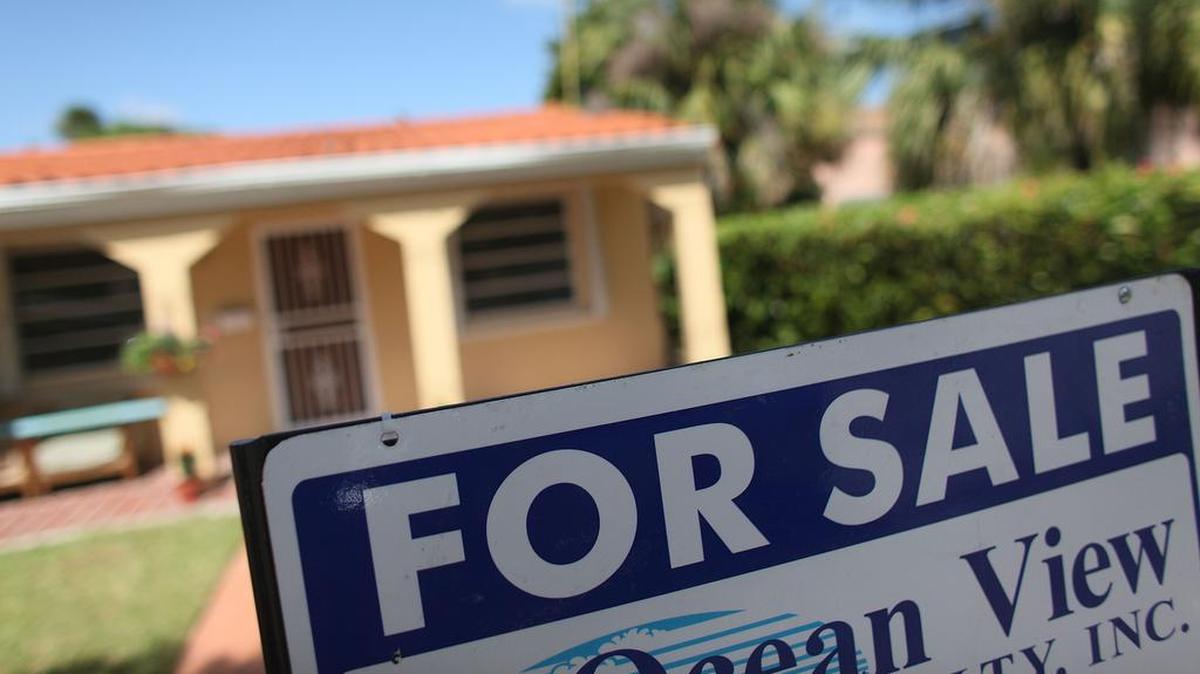 Una casa en venta en Miami. Una escasa oferta está haciendo subir los precios de las viviendas desde Nueva York y Miami hasta Los Ángeles, ahuyentando a potenciales compradores.