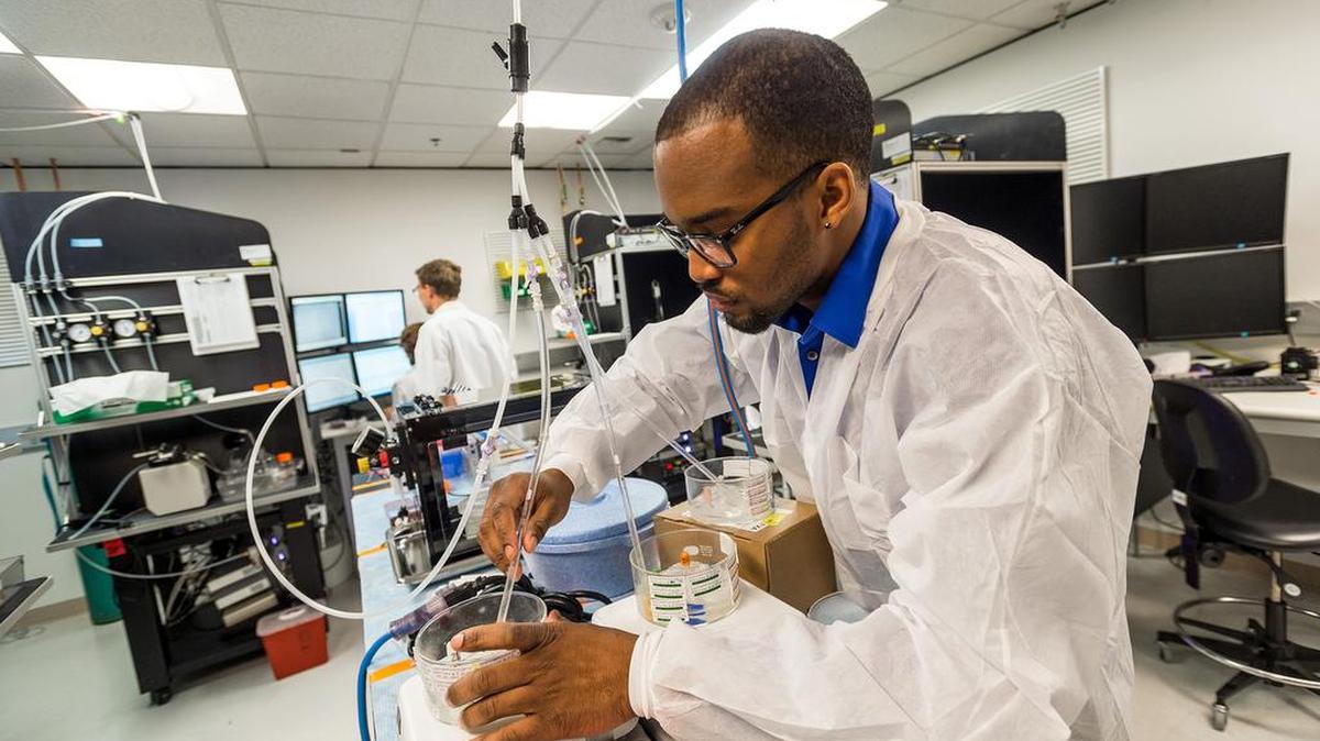 DiJon Hill, electrofisiólogo, ayuda a preparar celulas del cerebro de un ratón para investigación en el Allen Institute for Artificial Intelligence en Seattle, el 9 de octubre de 2015.