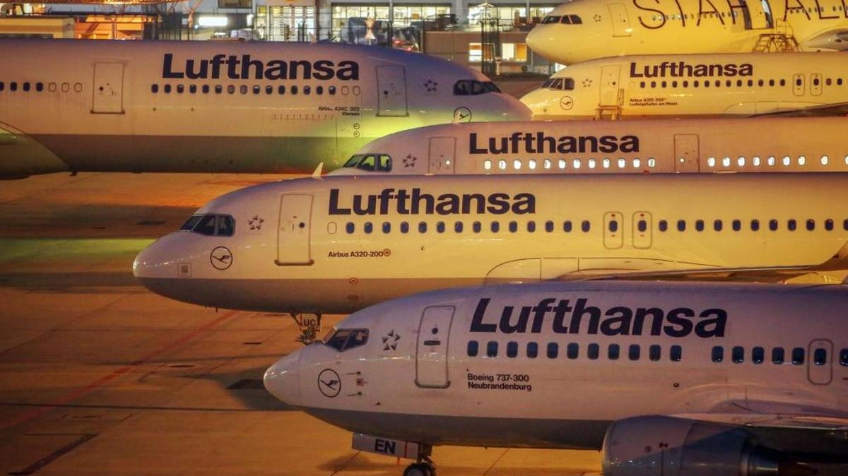 Aviones de la aerolínea alemana Lufthansa en el aeropuerto en Fránkfurt, el lunes.