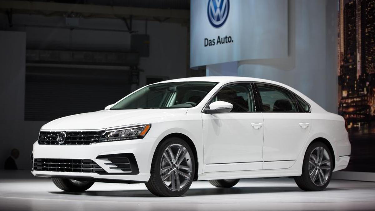 Un vehículo Passat es exhibido durante un evento en Nueva York, el año pasado. Volkswagen dijo el martes que llamó a revisión a todos sus nuevos Passat en Europa, susceptibles de presentar un problema eléctrico.