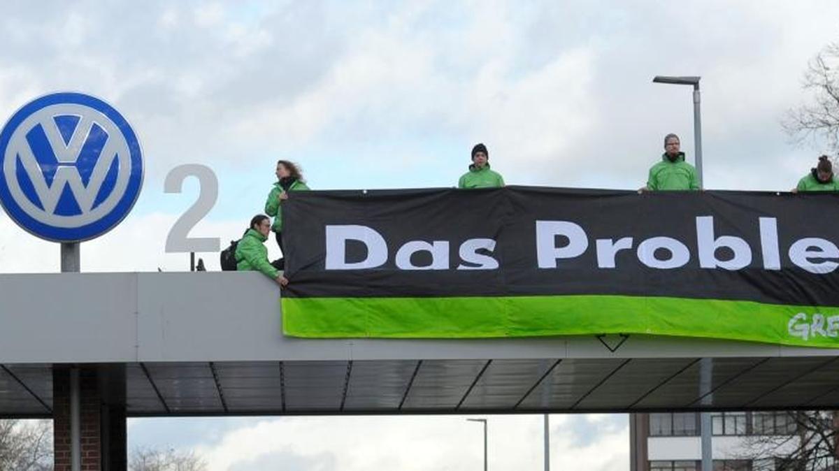 Activistas de Greenpeac forman el símbolo del CO2 con el logo de la Volkswagen y muestran una pancarta que la frase ‘el problema’, en Wolfsburg, Alemania, a inicios de noviembre.