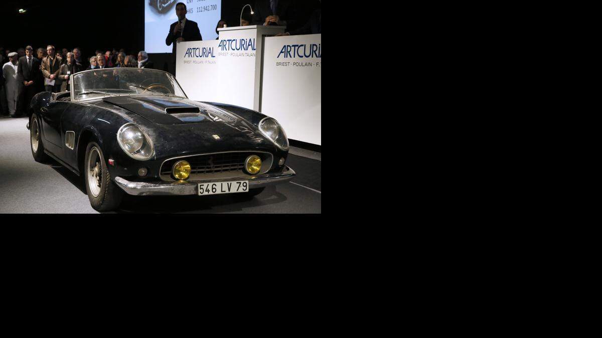 
Olvidado por décadas en una granja de Francia, este Ferrari 250 GT California Spider (1961) que perteneció a Alain Delon, fue subastado por más de $14 millones.
