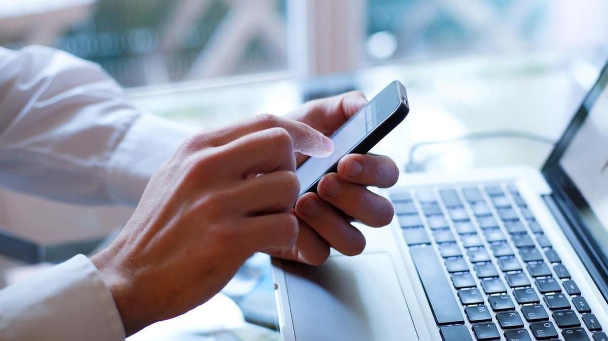 Atención, corporaciones de Estados Unidos. Clientes armados con celulares y cámaras de video los observan cuando los fastidian.