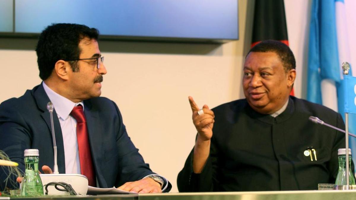 El secretario general de la Organización de Países Exportadores de Petróleo (OPEP), Mohammed Barkindo (der.), celebró el martes la designación del petrolero Rex Tillerson como secretario de Estado.