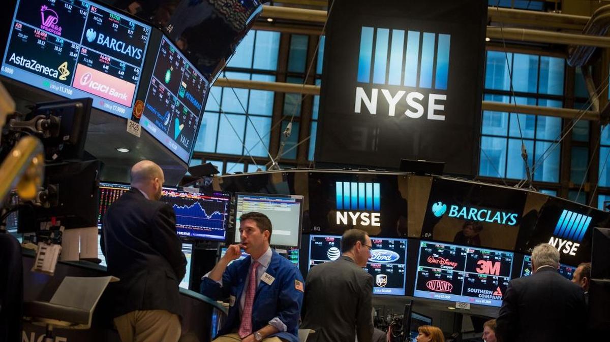 Corredores de bolsa en la sede de la Bolsa de Valores de Nueva York, el lunes. El precio del barril de “light sweet crude” (WTI) subió.