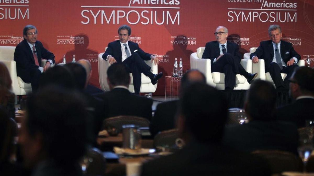 Directivos de empresas y bancos participan el viernes en el panel “Más allá de las fronteras: Nuevos mercado en un panorama económico incierto”, en Miami.