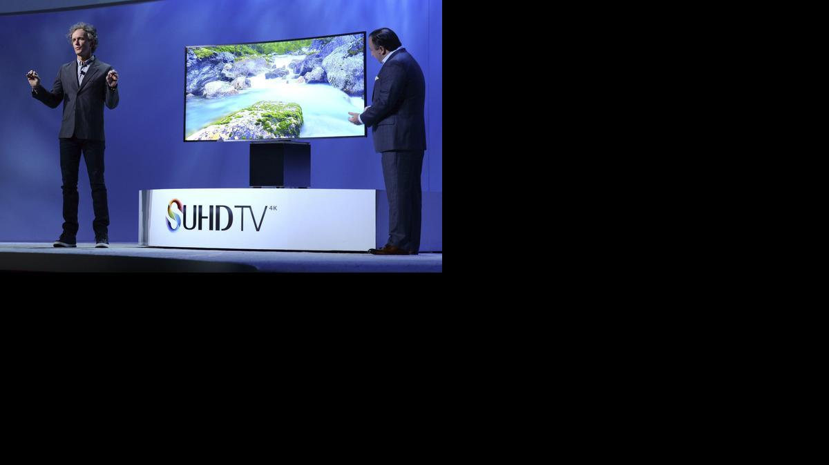 <cutline_leadin>El vicepresidente</cutline_leadin> ejecutivo de Samsung Electronics America, Joe Stinziano (der.), presenta la televisión SUHD TV de Samsung Electronics Co. con Tizen OS, que puede reproducir alrededor de 1000 millones de colores.