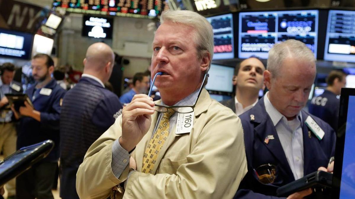 
Dermott Clancy (centro), un corredor de bolsa del New York Stock Exchange, el viernes 21 de agosto de 2015. El promedio industrial Dow Jones se desplomó más de 530 puntos el viernes.
