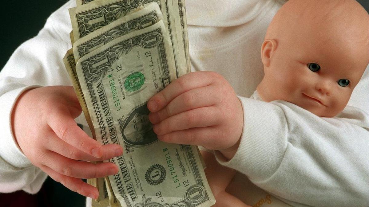 Cuando estés con tus hijos, trata en la medida que sea posible, de pagar en efectivo en vez de tarjeta de crédito.