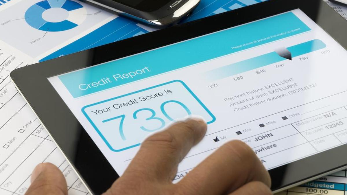 Los puntajes de crédito se ajustan a una escala –usualmente de 300 a 850–que está diseñada para medir la posibilidad que se tiene de pagar consistentemente un préstamo o una tarjeta de crédito.