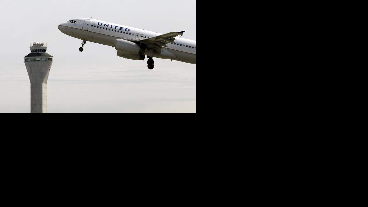 
Un avion de United continental levanta el vuelo en el aeropuerto de Seattle-Tacoma en esta foto de archivo.

