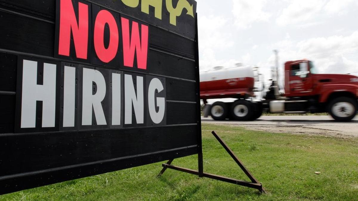 Un aviso de oferta de empleo en una calle de Kennedy, Texas.