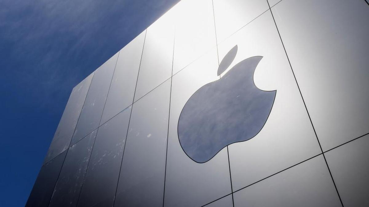 El logo de la empresa Apple, en el edifico sede de la compañía en San Francisco.