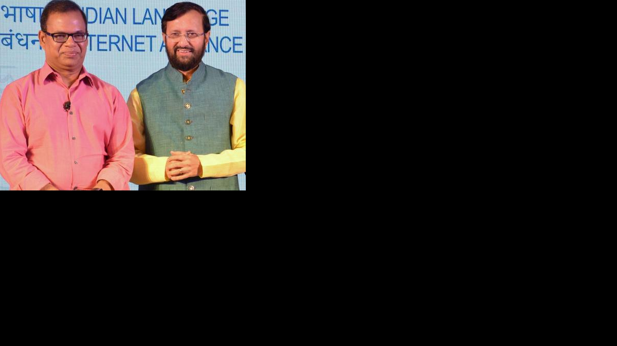 Amit Singhal (izq.), junto al ministro indio de Información en el lanzamiento del buscador en versión hindi, la lengua más hablada de India.