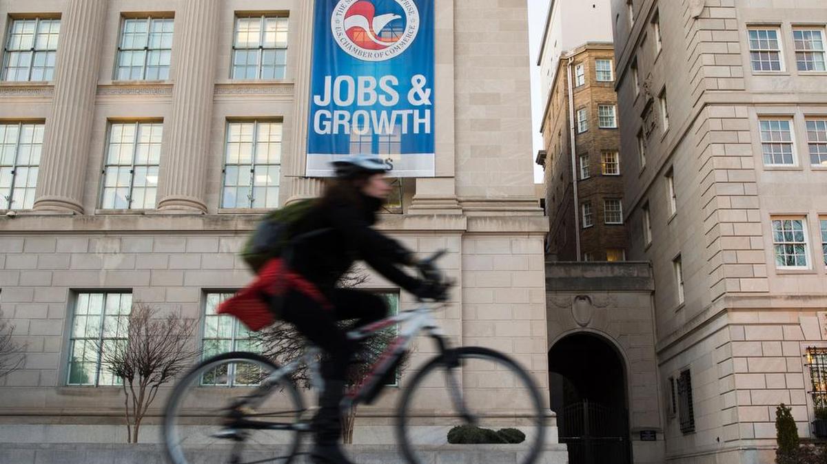 A comienzos de febrero, tras conocerse el dato de la tasa de desempleo de enero que se ubicó en el 4.9 %, Obama compareció de forma no anunciada en la sala de prensa de la Casa Blanca para recalcar que se trataba de la cifra más baja “en 8 años” y se había reducido a la mitad tras superar el 10 % en 2010.
