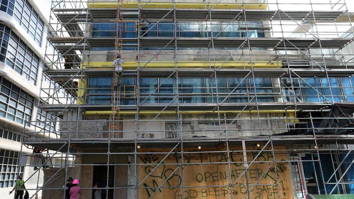 Trabajadores de la construcción trabajan en un edificio en la Avenida Washington y Lincoln Road, antes la llegada del Huracán Irma el 8 de septiembre del 2017.