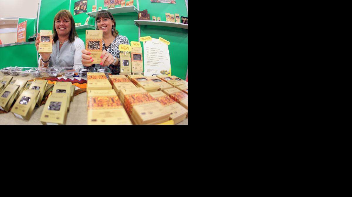 
Las ejecutivas Andrea y Lisi Montoya muestran productos de la compañía Shattell, especializada en chocolates orgánicos de la Amazonía peruana, durante la feria Americas Food and Beverage, en el Centro de Convenciones de Miami Beach.
