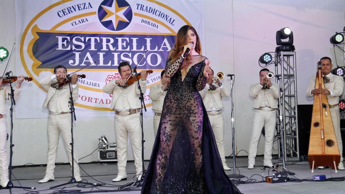 La cantante Ana Bárbara canta durante el lanzamiento de la cerveza mexicana “Estrella Jalisco” en Los Ángeles, California. Las cervezas hispanas ganan competitividad con una oferta cada vez más variada.