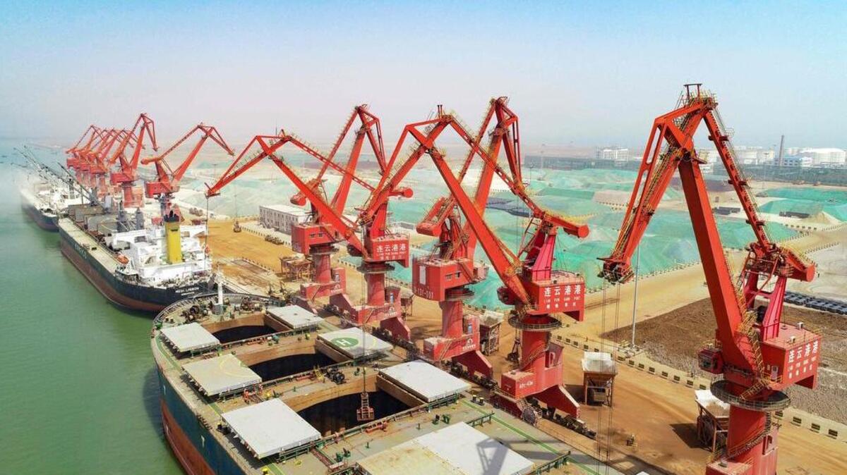 Imagen de barcos de carga en el puerto de Lianyungang, provincia Jiangsu, al este de China. Según datos oficiales, la economía china creció 6.8 por ciento en el primer trimestre de 2018, más de lo esperado.