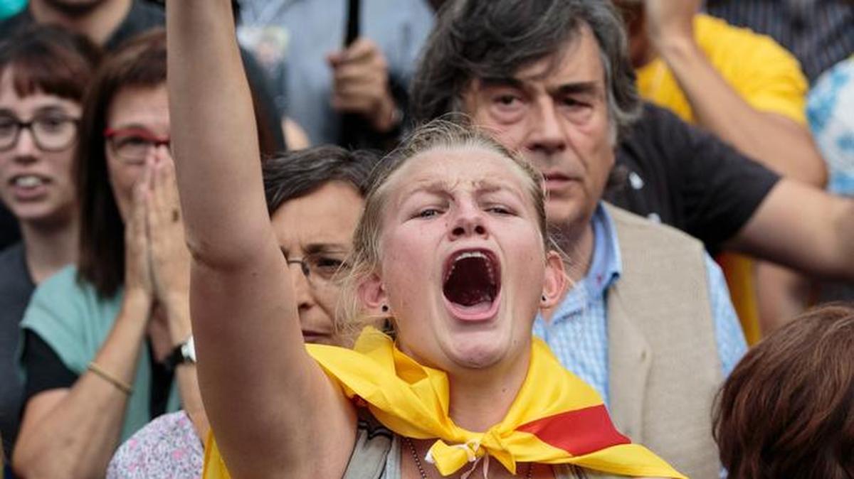 Partidarios de la independencia catalana celebran frente al parlamento en Barcelona este viernes.