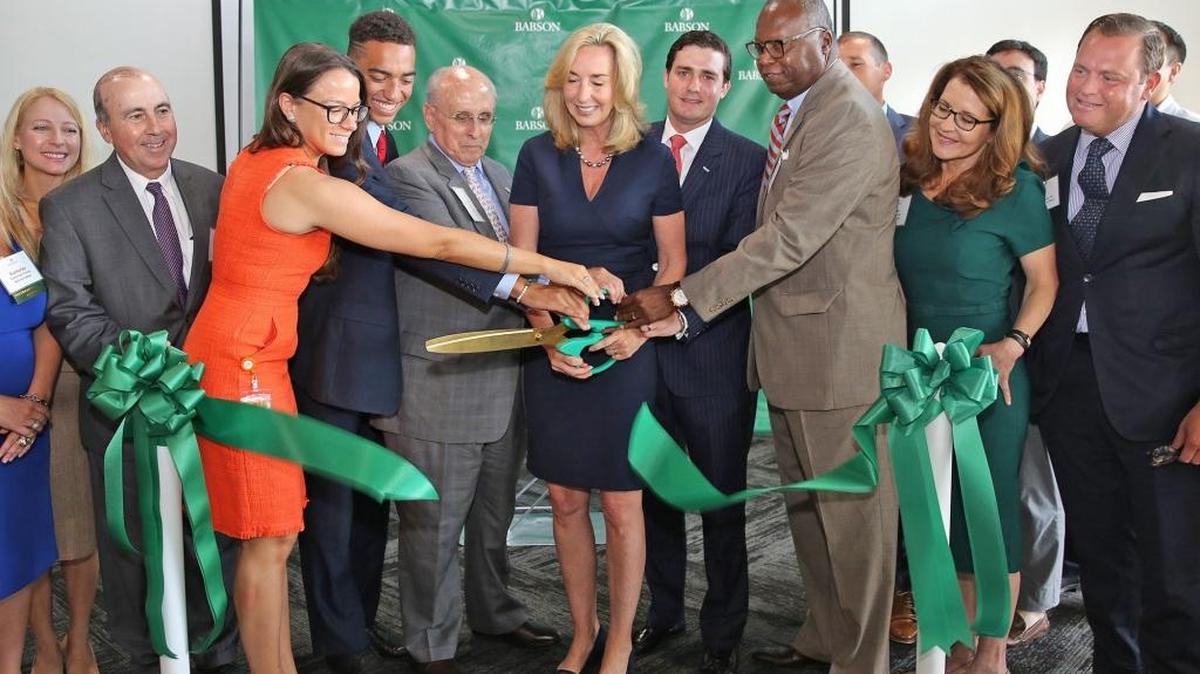 La presidenta de Babson College, Kerry Healey (cen), se dispone el lunes a corta la cinta para inaugurar la nueva sede de ese centro educativo para emprendedores en Miami, en compañía del alcalde de Coral Gables Raúl Váldez-Fauli (3 izq.) y otras personalidades.