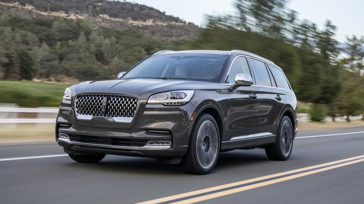 El nuevo Lincoln Aviator del 2020 define sin esfuerzo el rendimiento en los SUV premium de lujo y ofrece potencia y capacidades impresionantes combinadas con una inmaculada elegancia y tecnología intuitiva.