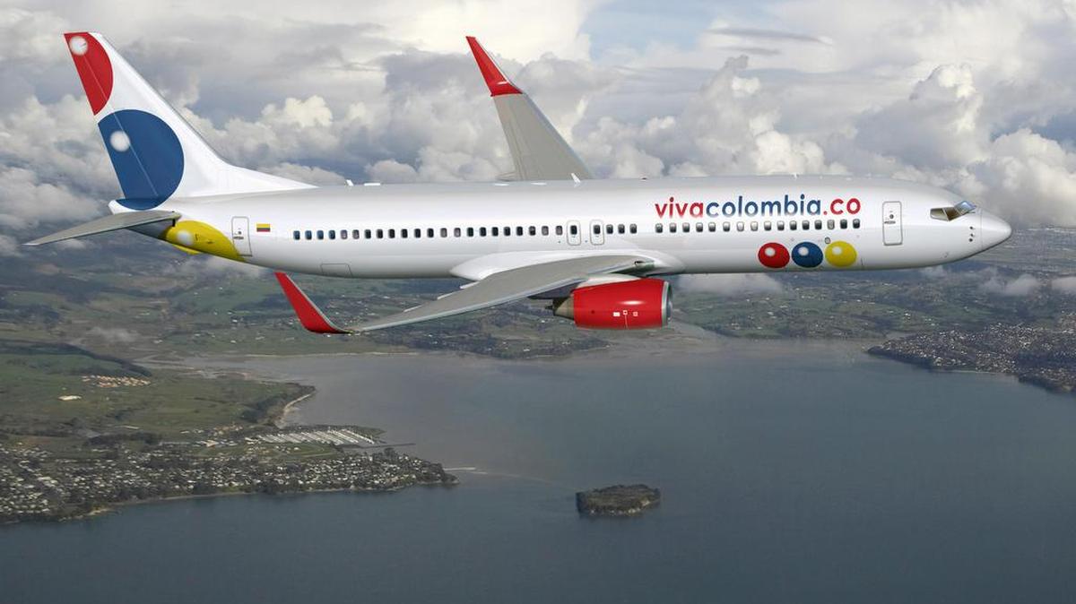 Fotografía de archivo del 24 de marzo de 2011, cedida por la Aerolínea VivaColombia, de uno de sus aviones durante la campaña de promoción de la compañía antes de su lanzamiento y funcionamiento en el primer semestre de 2012.