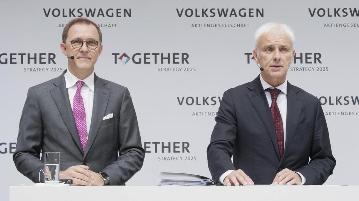 El presidente de Volkswagen, Matthias Müller (der.), y el jefe de estrategia de la compañía, Thomas Sedran, ofrecen una rueda de prensa e; jueves en la planta de Volkswagen en Wolsburgo, Alemania.