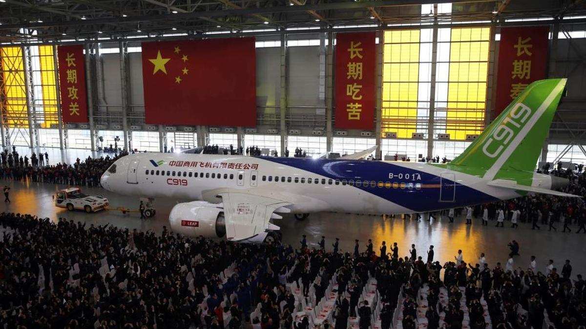 El primer avión para pasajeros de China, el C919, es mostrado el lunes en Shanghai.