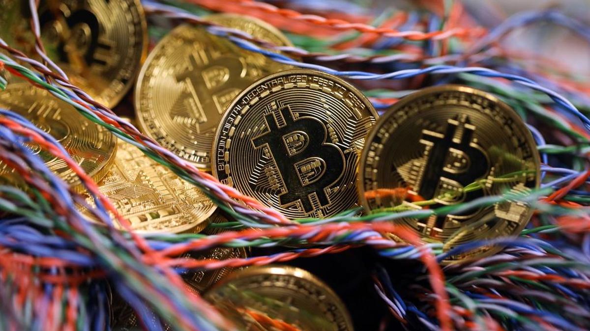 El Bitcoin vive en Internet, no como moneda física, pero eso no ha impedido que los operadores aumenten el valor de la criptomoneda.