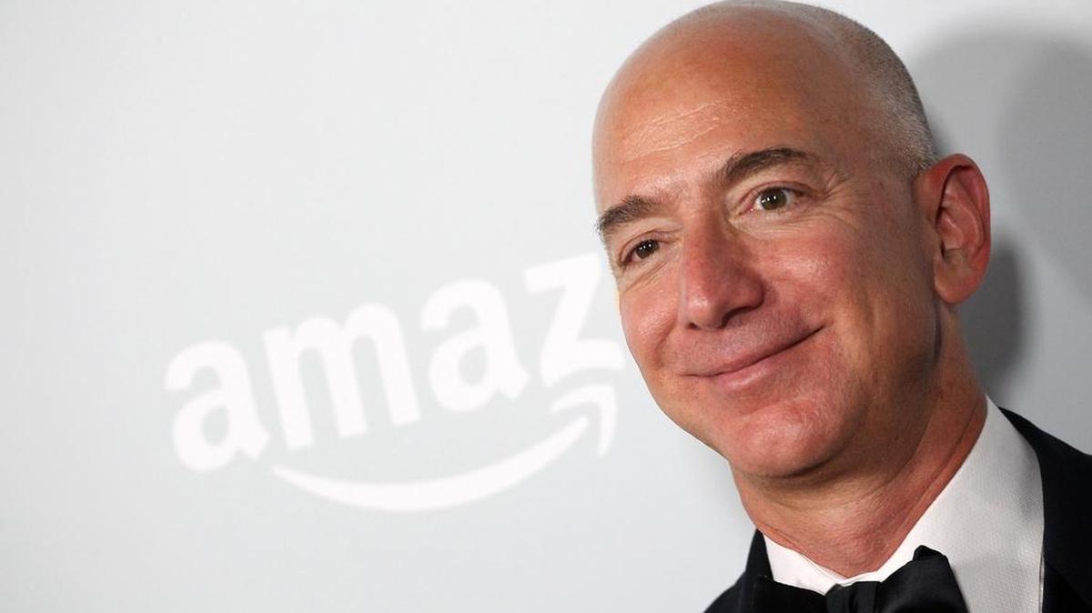 El fundador de Amazon, Jeff Bezos, se convirtió el jueves en el hombre más rico del mundo, desplazando a Bill Gates, por la subida en Bolsa de las acciones del gigante de internet, según la web de la revista estadounidense Forbes.