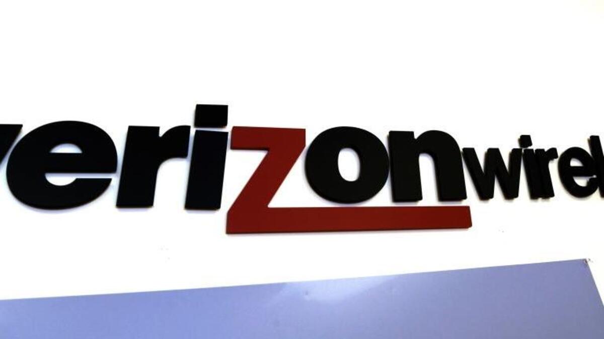 Un logo de la empresa Verizon en una tienda de North Andover. La compañía vio cómo sus ganancias prácticamente se evaporaban, desde los $4,231 millones que tuvo entre abril y junio del 2015 hasta los $702 millones en el trimestre más reciente, con una caída del 83.4%.