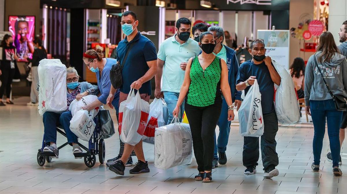 Clientes realizan compras en el Dadeland Mall, durante el Black Friday del 26 de noviembre del 2021.