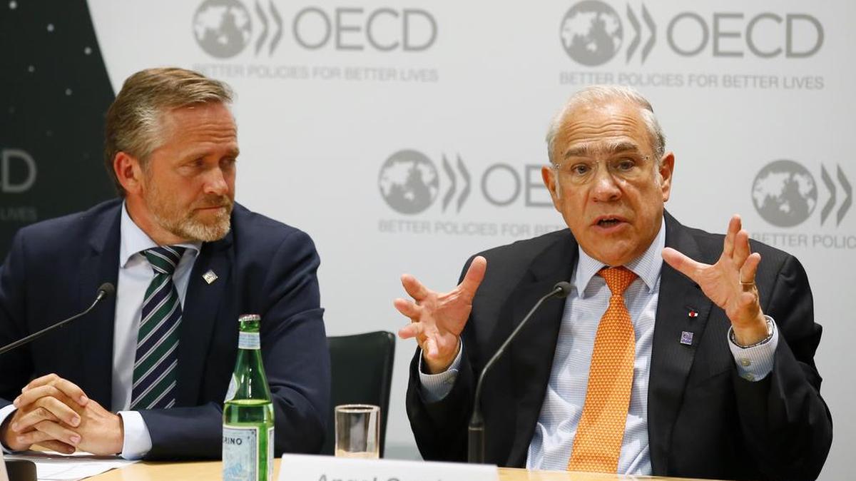 Tanto el ministro danés de Exteriores, Anders Samuelsen (izq.), como el secretario general de la OCDE, Ángel Gurría, eludieron hablar el jueves en la conferencia de prensa del caso de EEUU.