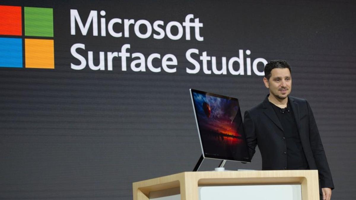 El vicepresidente de dispositivos de Microsoft Corporate, Panos Panay, muestra el miércoles la computadora Surface Studio, en Nueva York.