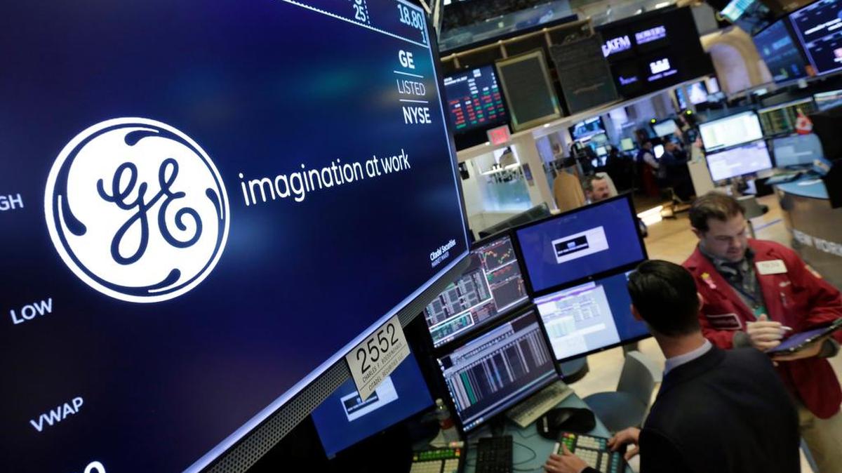 El logotipo de General Electric aparece sobre una publicación comercial en el piso de la Bolsa de Nueva York.